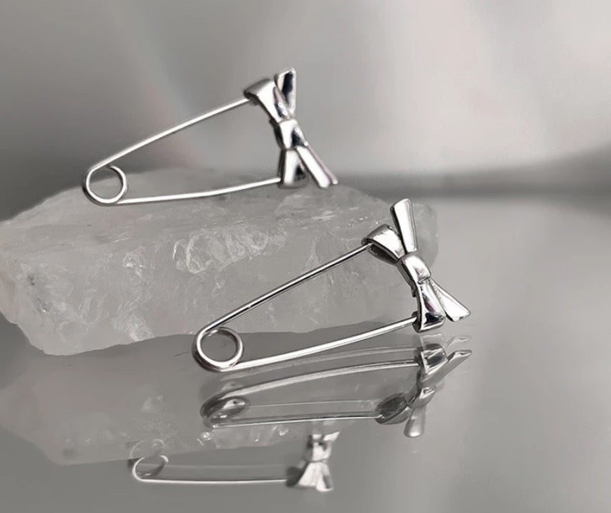 Ribbon Pin Earrings (925 Silver)